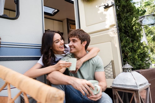 Glückliches Paar vor Wohnmobil